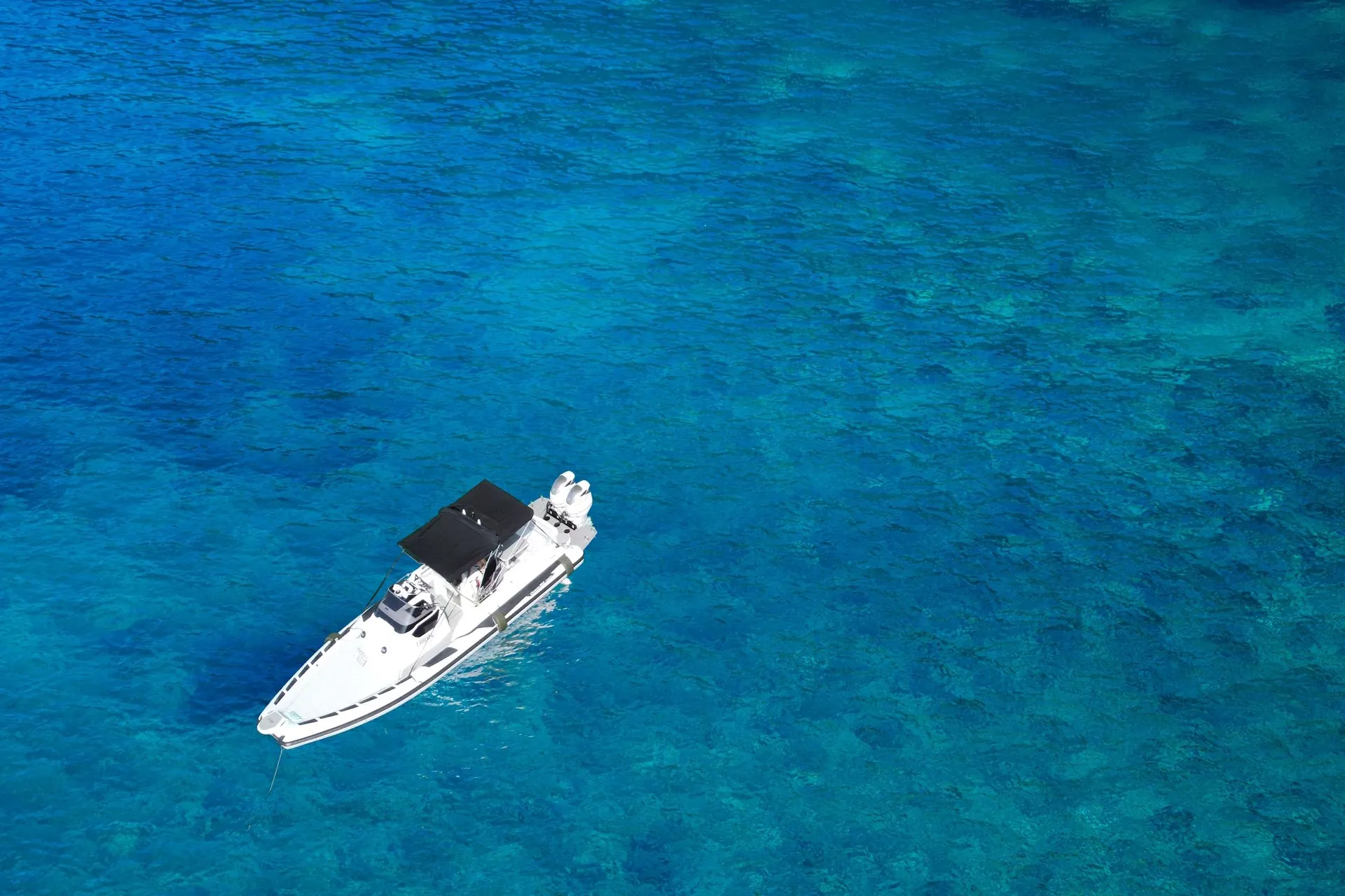 Mare cristallino dell'Argentario visto da una barca Blue Vibes