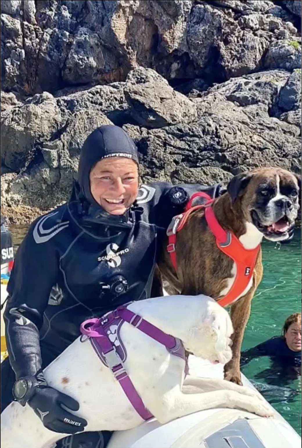Alessandra in muta da sub con i due cani di bordo, Blue Vibes Argentario