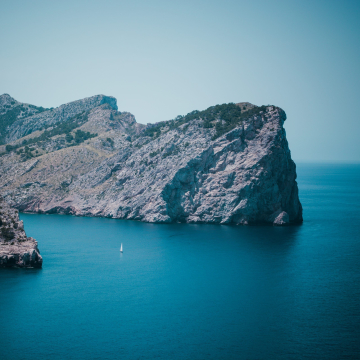 Panorama marino con scogliera